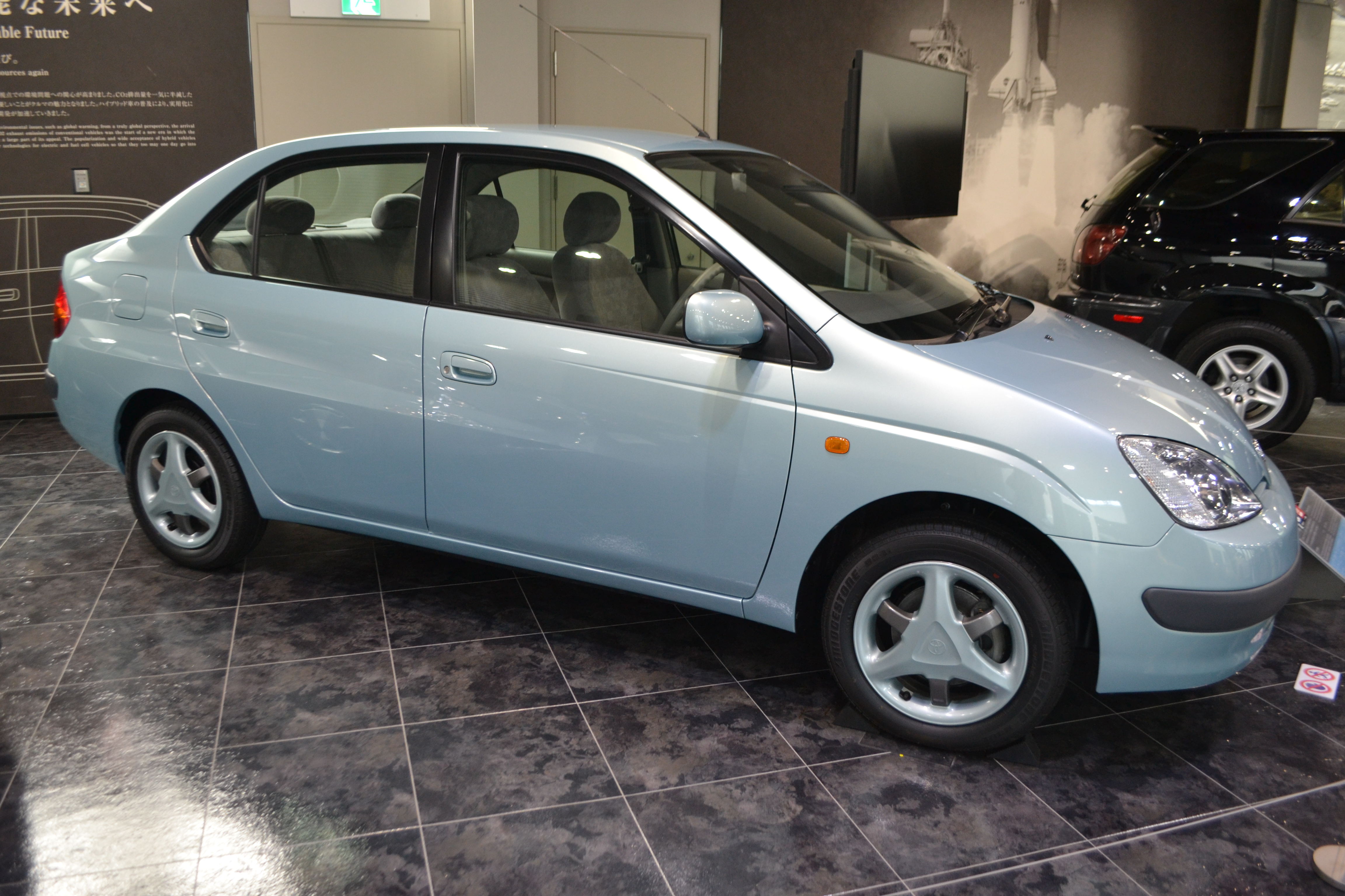 Первый Toyota Prius NHW10 1997 года в музее Toyota